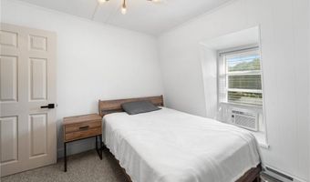 61 School St 2R, Lincoln, RI 02802
