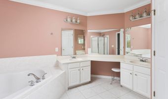 16 Heritage Dr, Allentown, NJ 08501