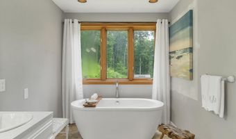 8 W Gate Dr, Bow, NH 03304