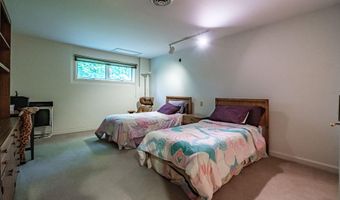 15 Inverness Rd, Falmouth, ME 04105