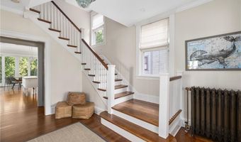 26 Narragansett Ave, Newport, RI 02840