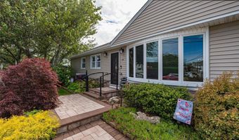 19 Buchanan Ave, Amity Harbor, NY 11701
