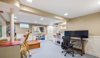 11 Harbour Rd, Barrington, RI 02806