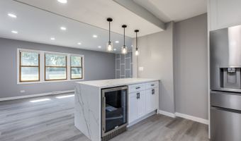 4 N327 7th Ave, Addison, IL 60101