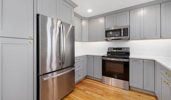 11 Gunning Ct, Middletown, RI 02842
