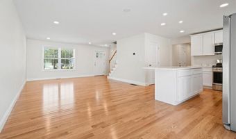 7 Betsey Williams Dr, Warwick, RI 02889