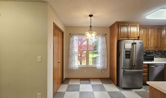 1204 Willow Dr, Aberdeen, SD 57401