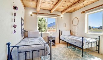 2 Latilla Ln, Arroyo Seco, NM 87514