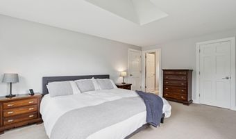 2 Winsome Lea Rd, Falmouth, ME 04105