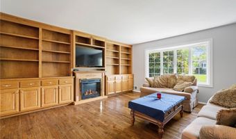 8502 WOODBINE Ln, Annandale, VA 22003