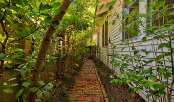 241 Washington St, Bay St. Louis, MS 39520