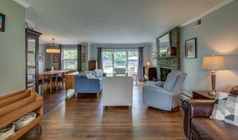 4 Fairway Ct, Albany, NY 12208