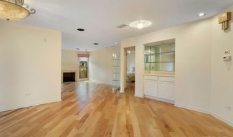 2060 N Charter Point Dr, Arlington Heights, IL 60004