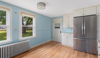 37 Reservoir Rd, Middletown, RI 02842