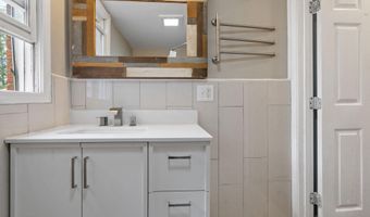 7 Hemlock Ln, Albany, NY 12208