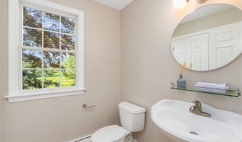 220 Island Dr, Middletown, RI 02842