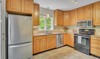 19 Oak Leaf Cir, Coventry, CT 06238