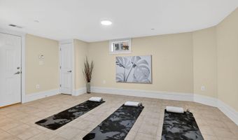 9715 SINGLETON Dr, Bethesda, MD 20817