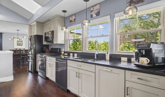 10 Roxbury Rd, Madison, WI 53704