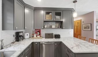 21 Portland St, Lincoln, RI 02838