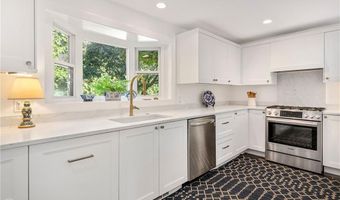 140 Connection St, Newport, RI 02840