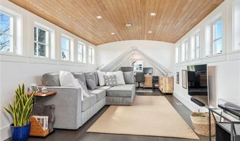 592 Tuckerman Ave, Middletown, RI 02842