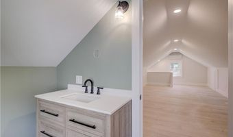 556 E Main Rd, Middletown, RI 02842