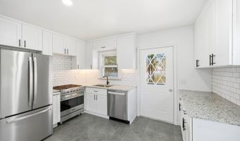 4 Rainbow Trl, Alloway, NJ 07422