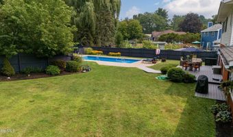 4 Fairway Ct, Albany, NY 12208