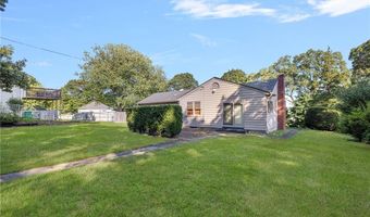 83 FESSENDEN St, Warwick, RI 02886