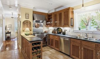 6 Brooks Ave, Newport, RI 02840