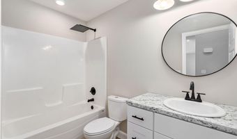 21 E Cofield St, Aurora, MO 65605