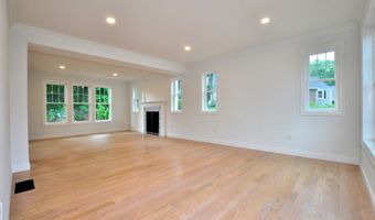 81 Club Dr, Berlin, CT 06037