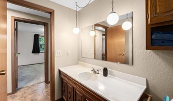 404 Jefferson Dr, Alcester, SD 57001