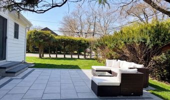 12 Deepdale Pkwy, Albertson, NY 11507