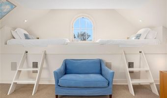 4 Hunter Ave, Newport, RI 02840