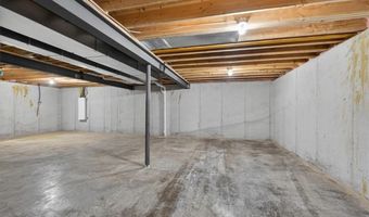 422 NE Lakota Dr, Adrian, MO 64720