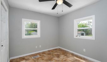 12 E Hawthorne St, Aurora, MO 65605