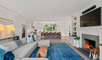 8 Gaylea Dr, Branford, CT 06405