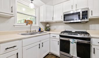 2832 Lakeside Dr, Benton, AR 72019