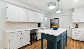 6916 PACIFIC Ln, Annandale, VA 22003