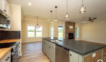 1018 Bluestem Cir, Baldwin City, KS 66006