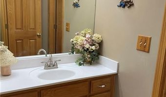 15733 Pine Cir, Basehor, KS 66007