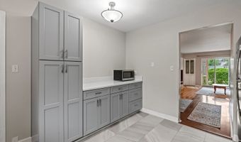 2215 Nichols Rd B, Arlington Heights, IL 60004