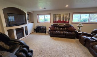 1005 Plum Ln, Aberdeen, SD 57401