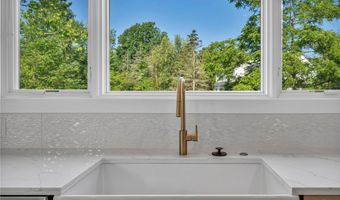 405 Club Dr W, Aurora, OH 44202