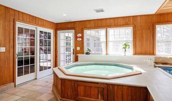 4 Twain Dr, Allentown, NJ 08501