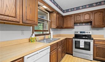 536 Fieldstone Dr, Amherst, OH 44001
