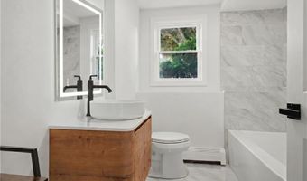 25 Stoneham St, Cranston, RI 02920
