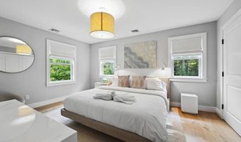97 Oak Ln, Amagansett, NY 11937